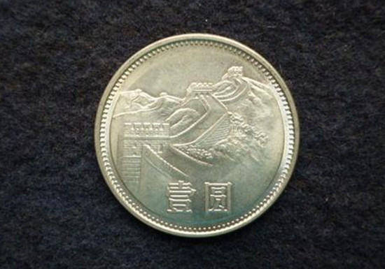 1元硬币中的币王<strong></p>
<p>大头币的价格</strong>，单枚的收藏价格能够达到12万元以上，谁家里有？